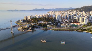 Florianpolis şehir merkezi, Santa Catarina, Brezilya, kuzey sahili, binalar, doğa, Herclio Luz Köprüsü ve Luz Parkı güzel güneşli bir günde