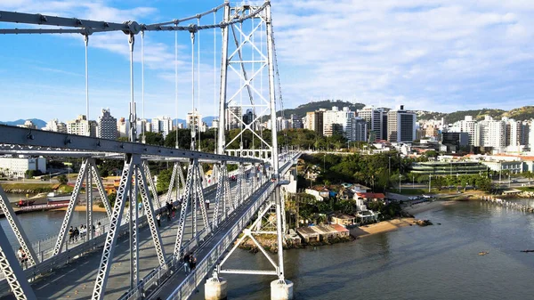 Santa Catarina, Brezilya 'da güneşli bir günde Herclio Luz Çelik Asma Köprüsü' nün ve Florianpolis şehir merkezinin park, bina ve doğa manzarası..