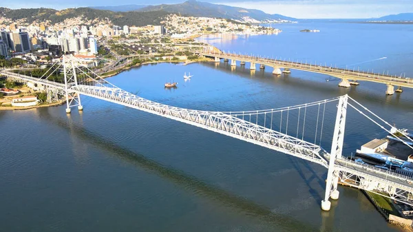 Florianpolis, Santa Catarina, Brezilya 'daki Herclio Luz, Pedro Ivo Campos ve Colombo Salles köprülerinin hava görüntüsü. Büyük şehirlerin şehir planlaması