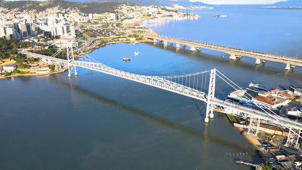 Florianpolis, Santa Catarina, Brezilya 'daki Herclio Luz, Pedro Ivo Campos ve Colombo Salles köprülerinin hava görüntüsü. Büyük şehirlerin şehir planlaması
