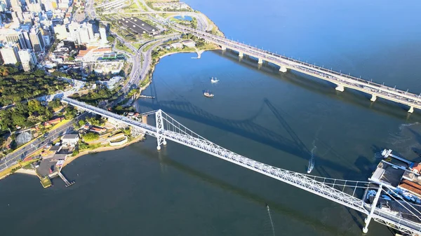 Florianpolis, Santa Catarina, Brezilya 'daki Herclio Luz, Pedro Ivo Campos ve Colombo Salles köprülerinin hava görüntüsü. Büyük şehirlerin şehir planlaması