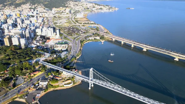 Florianpolis, Santa Catarina, Brezilya 'daki Herclio Luz, Pedro Ivo Campos ve Colombo Salles köprülerinin hava görüntüsü. Büyük şehirlerin şehir planlaması