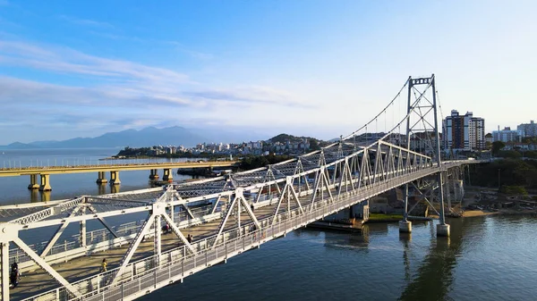 Herclio Luz Köprüsü, Pedro Ivo Campos ve Colombo Salles Florianpolis şehir merkezinde, Santa Catarina, Brezilya 'nın başkenti. Güneşli bir günde mükemmel ve görkemli bir sahne.