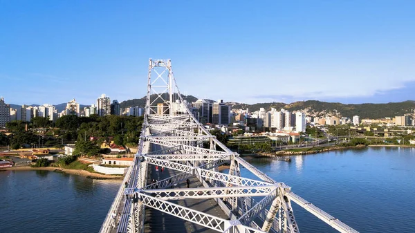 Güneşli bir yaz gününde Herclio Luz Köprüsü ve başkent Florianpolis 'in merkezi bölgesinin panoramik hava manzarası