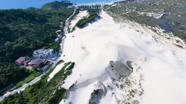 Florianopolis, Santa Catarina, Brezilya 'daki Joaquina Sahili' nin hava manzarası. Lagoa da Conceio Doğal Parkı, bir dinlenme ve kalıcı koruma alanı..