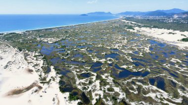 Florianopolis, Santa Catarina, Brezilya 'daki Joaquina Sahili' nin hava manzarası. Lagoa da Conceio Doğal Parkı, bir dinlenme ve kalıcı koruma alanı..