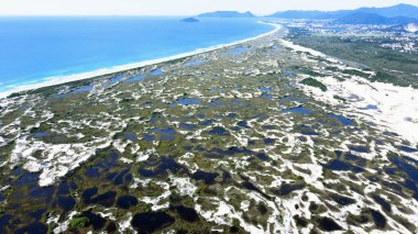 Florianopolis, Santa Catarina, Brezilya 'daki Joaquina Sahili' nin hava manzarası. Lagoa da Conceio Doğal Parkı, bir dinlenme ve kalıcı koruma alanı..
