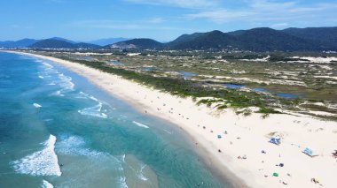 Florianopolis, Santa Catarina, Brezilya 'daki Joaquina Sahili' nin hava manzarası. Lagoa da Conceio Doğal Parkı, bir dinlenme ve kalıcı koruma alanı..
