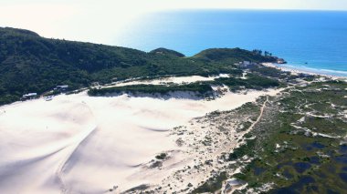 Florianopolis, Santa Catarina, Brezilya 'daki Joaquina Sahili' nin hava manzarası. Lagoa da Conceio Doğal Parkı, bir dinlenme ve kalıcı koruma alanı..