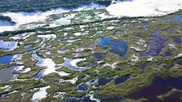 Florianpolis, Santa Catarina 'da bulunan Joaquina Sahili ve Lagoa da Conceio' daki Doğal Park Kumulları 'nın havadan görünüşü. Kum tarlaları, dinlenme bitkileri, ekolojik ve turistik göller.