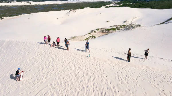 Florianpolis, Santa Catarina 'daki Joaquina Sahili' nin hava manzarası. İnsanlar kumda, kumsalda, sporda, kum tepeciklerinde, bitki örtüsünde, ekolojik ve turistik göllerde sörf yapıyor..