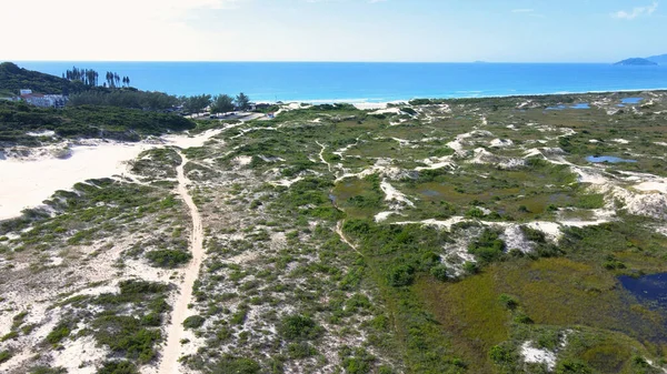 Florianopolis, Santa Catarina, Brezilya 'daki Joaquina Sahili' nin hava manzarası. Lagoa da Conceio Doğal Parkı, bir dinlenme ve kalıcı koruma alanı..