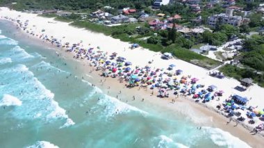 Florianopolis, Santa Catarina 'daki Brava Sahili' nin havadan görünüşü. Güzel güneşli bir yaz gününde kumlar insanlarla dolup taşıyor..