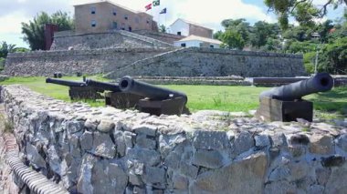 Brezilya İmparatorluk döneminden kalma eski bir kalede top bataryaları ve büyük taş duvarları olan bir hava sahnesi. Fortaleza de So Jos da Ponta Grossa, Florianpolis, Santa Catarina, Brezilya.