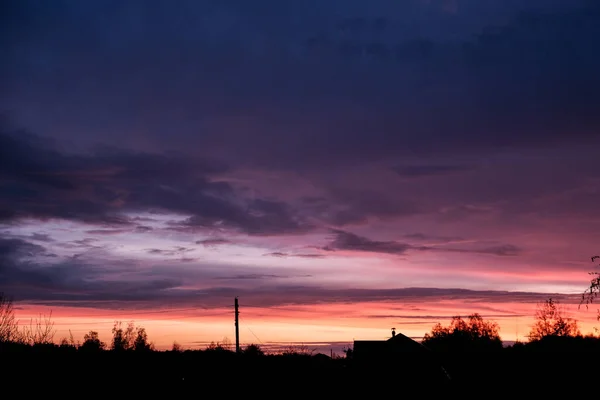 Dunkelviolette Gewitterwolken nach dem Regen — Stockfoto