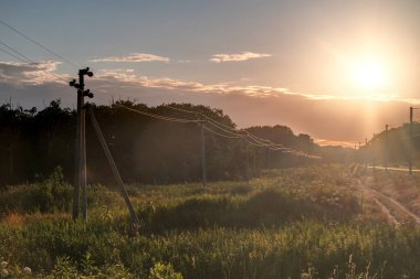 Güzel gökyüzünde yüksek voltajlı elektrik hattı