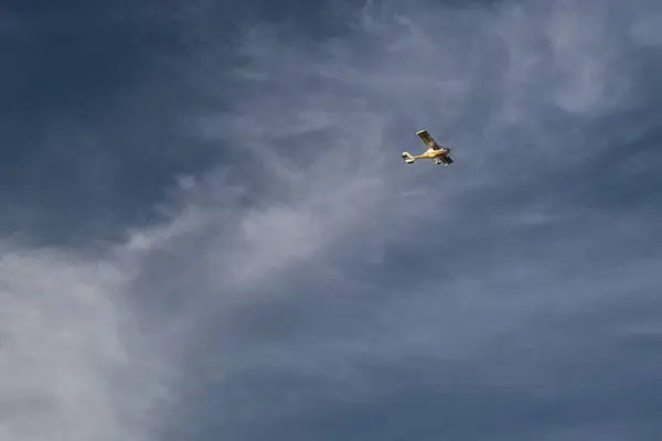 Avião Amarelo Voando Contra Céu Com Nuvens Claras — Fotografia de Stock