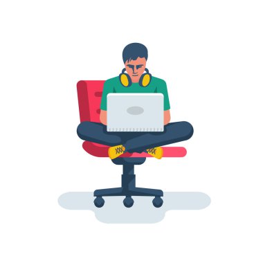 Dizüstü bilgisayarı olan genç bir serbest yazar sandalyeye oturur. Evden çalışıyorum. Yaratıcı işçi. Dizüstü bilgisayarlı profesyonel programcı. Vektör çizimi düz tasarım. Beyaz arkaplanda izole.