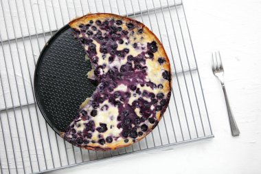 Beyaz arka planda ev yapımı yabanmersini turtası ve fotokopi alanı olan metalik taban manzarası. Lezzetli taze keki kapatıyoruz. Taze yaban mersinli turta. Lezzetli yaban mersinli omlet. 