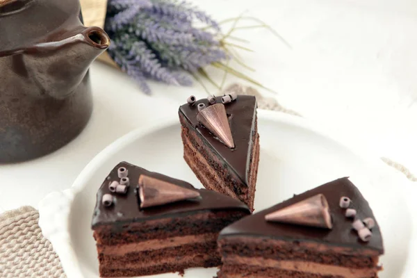 Rebanada de pastel de chocolate con rizo sobre fondo blanco — Foto de Stock