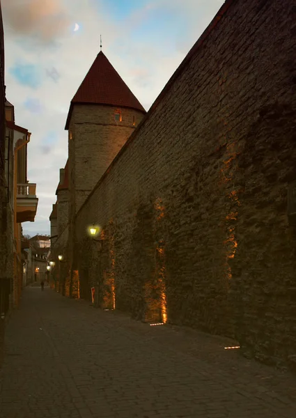 Stara kamienna średniowieczna ulica w zabytkowej części miasta Tallinn nocą. Estonia. — Zdjęcie stockowe