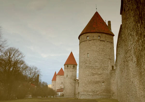 Tallinns középkori védelmi városfalak és Towers körül Old Town — Stock Fotó