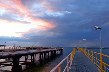 Tallinn şehir limanında fırtına ve güneş ışığından önce deniz