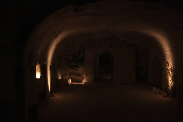 Кирьят-Тивон, Израиль - 18 марта 2019 года. Различные саркофаги из гробов римского периода, в еврейской погребальной пещере, в Национальном парке Бет-Шеарим еврейский некрополь, Северный Израиль — стоковое фото