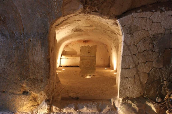 Kiryat Tivon, Israël - 18 mars 2019. Divers sarcophages de cercueils romains, dans une grotte funéraire juive, dans la nécropole juive du parc national du Bet Shearim, au nord d'Israël — Photo