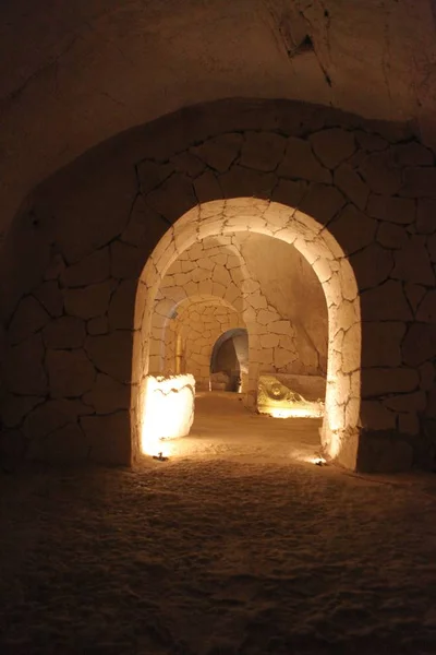 Kiryat Tivon, Israel-18 mars 2019. Olika sarkofag från romerska perioden kistor, i en judisk begravnings grotta, i bet Shearim National Park judiska nekropolen, norra Israel — Stockfoto