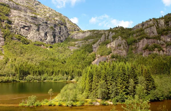 Ein Blick in bergiges Gelände im Norden Norwegens. herrliche norwegische Natur. — Stockfoto
