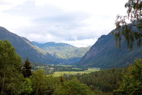 ノルウェー北部の山岳地形の眺め。ゴージャスなノルウェーの自然. — ストック写真