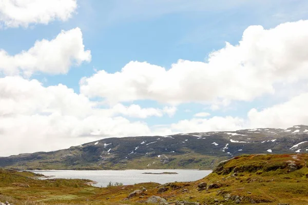 Schneebedeckte Berge und blaukalter Himmel an der norwegischen Fjordküste — Stockfoto