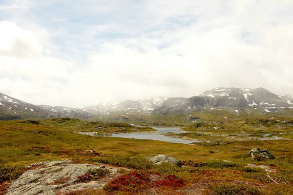 Snowy góry i błękitne niebo na norweskim wybrzeżu Fjord — Zdjęcie stockowe