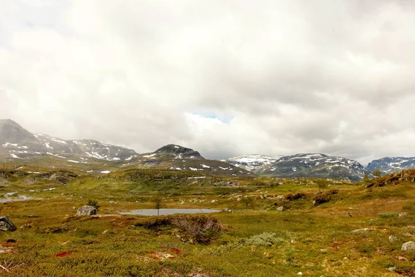 Snowy góry i błękitne niebo na norweskim wybrzeżu Fjord — Zdjęcie stockowe