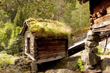 Norveç'te çimenli çatılı çok eski su değirmenleri