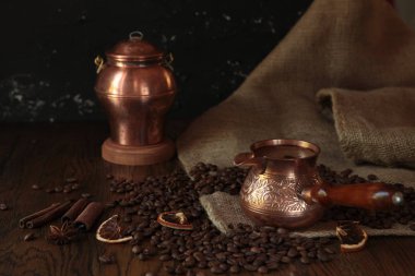 Eski paslı arka planda geleneksel kahve, poşet ve kepçe. Koyu yiyecek fotoğrafçılığı.