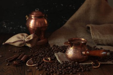 Eski paslı arka planda geleneksel kahve, poşet ve kepçe. Koyu yiyecek fotoğrafçılığı.