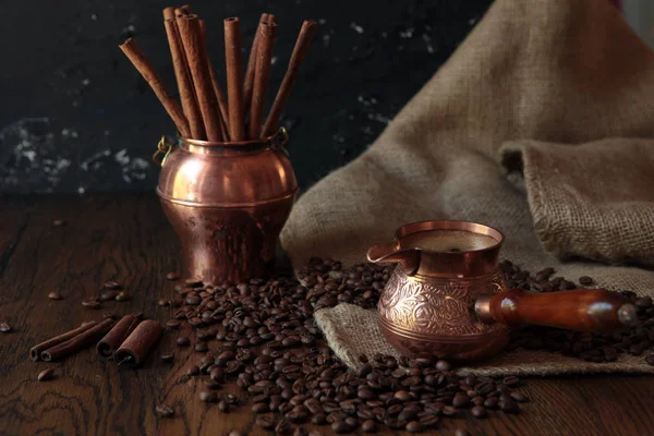 Cezve-tradycyjna filiżanka kawy, torba i gałka na starym zardzewiałym tle. Ciemna fotografia żywności. — Zdjęcie stockowe