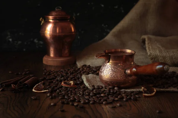 Cezve-παραδοσιακό φλιτζάνι καφέ, τσάντα και σέσουλα σε παλιό σκουριασμένο φόντο. Σκοτεινή φωτογραφία φαγητού. — Φωτογραφία Αρχείου