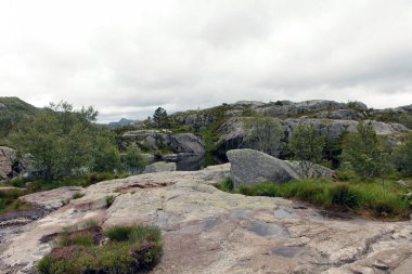 Pitoresk granit dağlar ve Norveç kırsal göl manzara