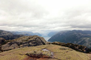 Fiyort Lysefjord Cliff Preikestolen Yol - Norveç - doğa ve seyahat arka plan. Tatil konsepti.