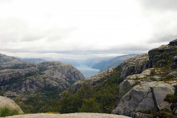Straße zur Klippe preikestolen in fjord lysefjord - norwegen - natur und reise hintergrund. Urlaubskonzept. — Stockfoto