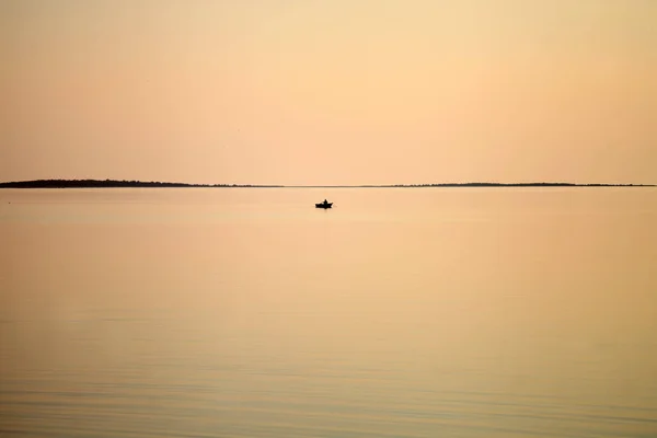 Zeilboot in de zee in de avond koraal kleur zonlicht, luxe zomer avontuur, — Stockfoto