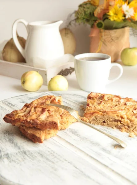 elmalı turta elmalı arka planda fırından yeni çıkmış.