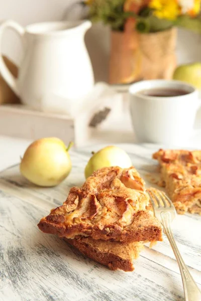 elmalı turta elmalı arka planda fırından yeni çıkmış.