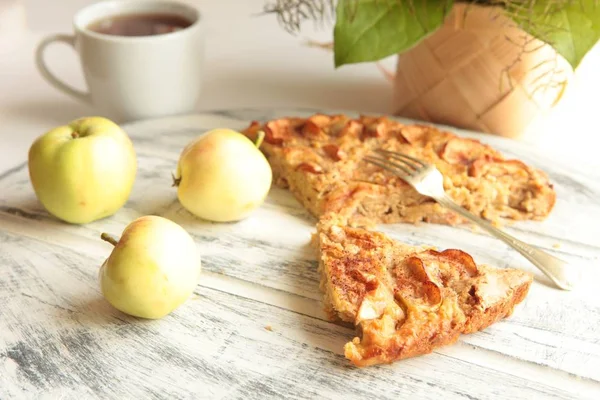 elmalı turta elmalı arka planda fırından yeni çıkmış.