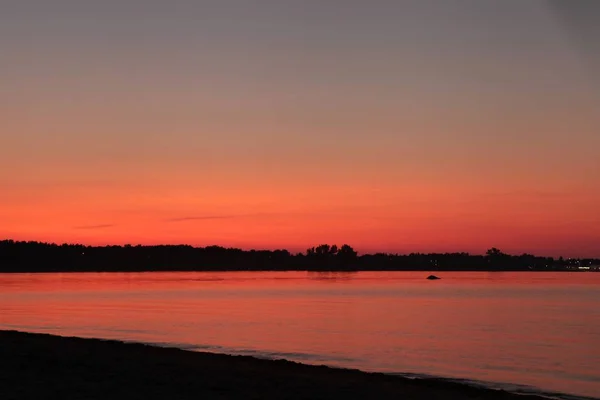 Prachtige rode zonsondergang hemel met dramatische Horisont uitzicht — Stockfoto