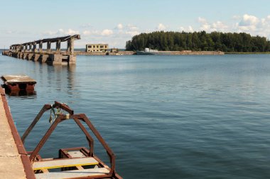 Hara, Estonya - 9 Haziran 2019: Hara Limanı'ndaki terk edilmiş Sovyet denizaltı tamir üssü, Estonya'nın Kuzey Kıyısı, yaz aylarında Baltık Denizi