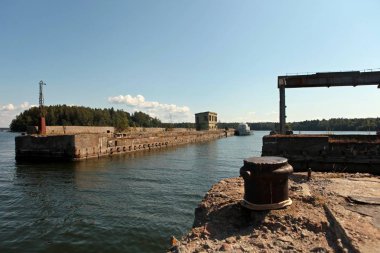 Hara, Estonya - 9 Haziran 2019: Hara Limanı'ndaki terk edilmiş Sovyet denizaltı tamir üssü, Estonya'nın Kuzey Kıyısı, yaz aylarında Baltık Denizi